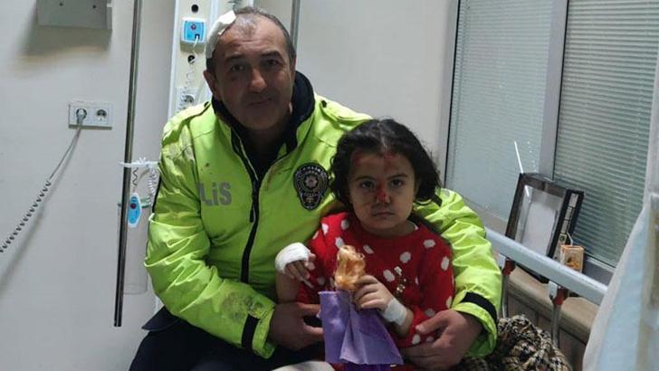 Polis memuru, Aysima'yı otomobilin altında kalmaktan kurtardı, kendisi yaralandı