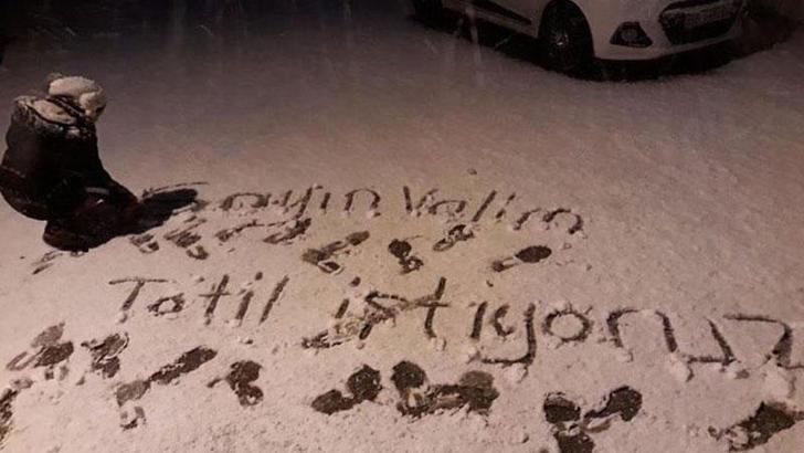 Balıkesir'de öğrenciler karlı zemine 'Tatil istiyoruz' diye yazdı; Vali de tatil kararını açıkladı