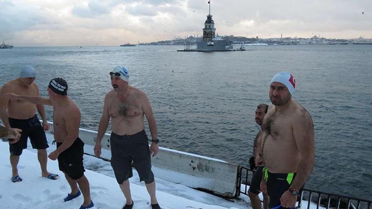 Üsküdar Sahilinde kar altında deniz keyfi