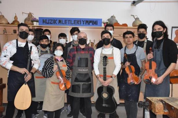 Öğrenciler, okulda aldıkları eğitimle enstrüman üretiyor