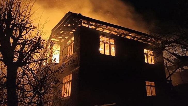 Kastamonu'da 2 katlı ahşap ev yandı, yaşlı çift pencereden atlayıp kurtuldu