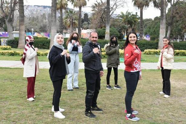 Şiddet mağduru annesini korumak için başladığı dövüş sanatları sporunu kadınlara öğretiyor