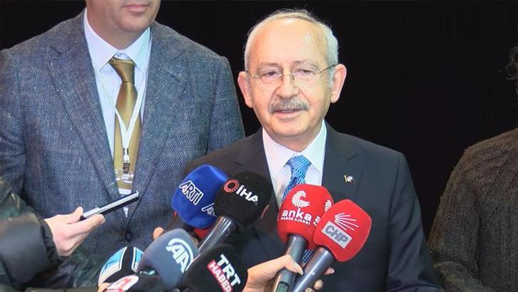 Kılıçdaroğlu, elektrikleri kesilen Moda Sahnesi'ne kandille geldi