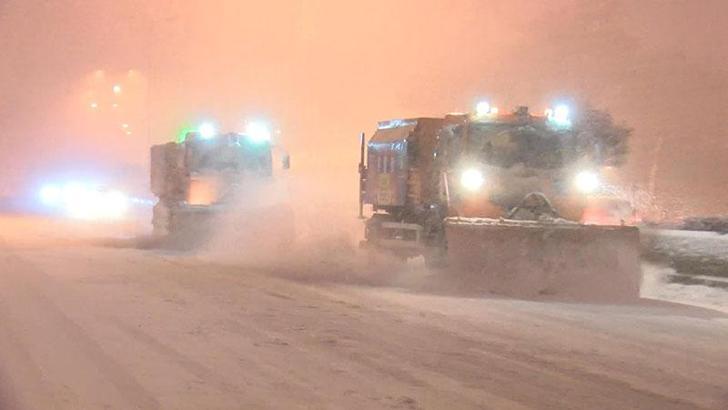 İstanbul'da kar küreme ve tuzlama çalışmaları aralıksız sürdü