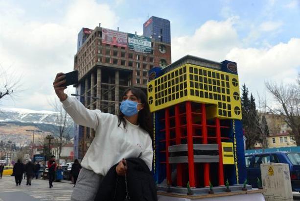 Yıkımına başlanan 'Dünyanın en saçma binası'nın pastadan maketini yaptılar