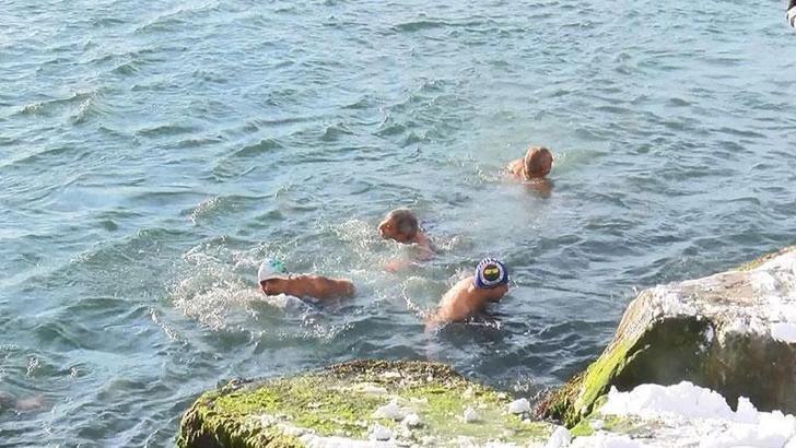 "Sarayburnu Fatihleri" soğuk havaya aldırmadan denize girdi