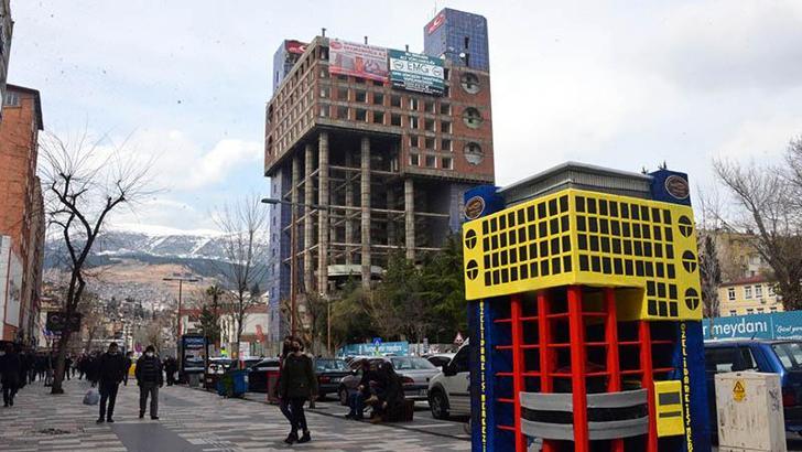 Yıkımına başlanan 'Dünyanın en saçma binası'nın pastadan maketini yaptılar