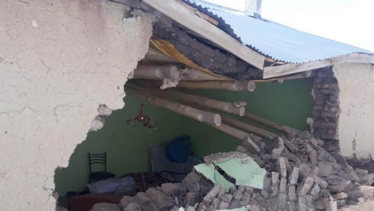 Kerpiç evde çökme; 5 kişilik aile son anda kurtuldu