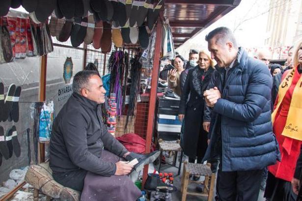 Sarıgül Diyarbakır’da; evlat nöbetindeki aileleri ziyaret etti