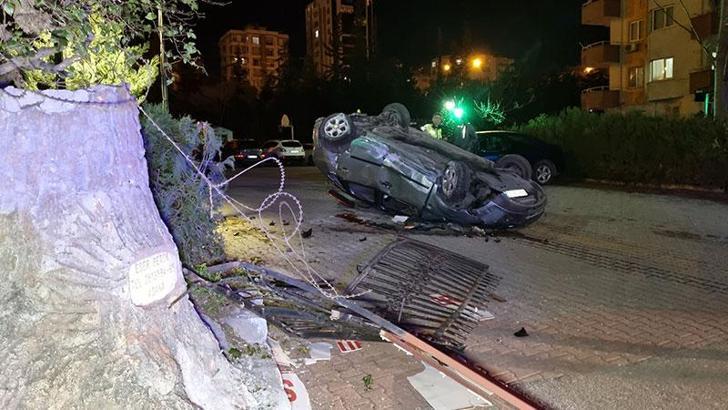 Demir korkuluklara çarpan otomobil devrildi; 1 yaralı