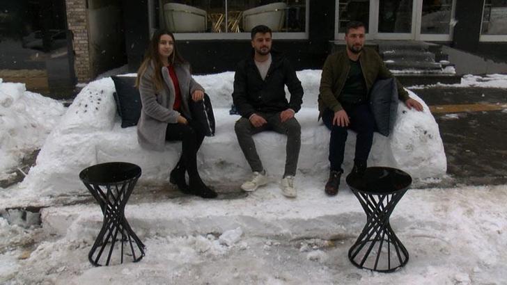 Muşlu mobilyacı, kardan koltuk takımı yaptı