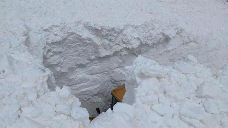 Başkale'de mahalle yoluna 4 çığ düştü