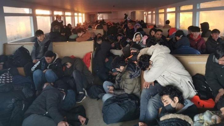 Yolcu motorunda 251 kaçak göçmen ile 3 organizatör yakalandı