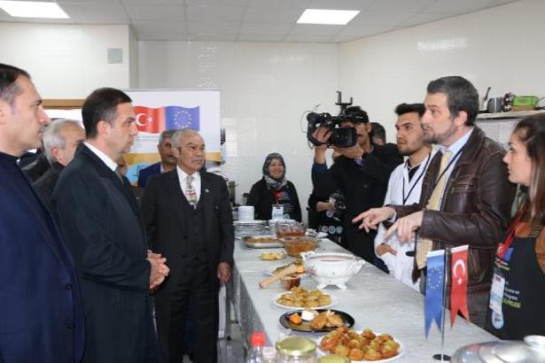 Adana'nın Unutulmaya Yüz Tutmuş Yemek Kültürü projesine katılanlara plaket