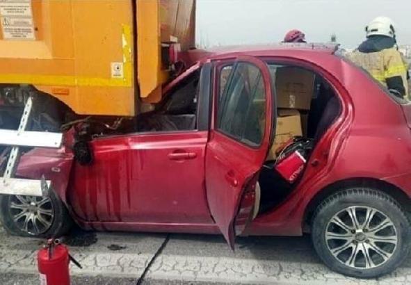 İzmir'de emniyet şeridine çekilen TIR'a otomobil çarptı: 1 ölü, 1 yaralı