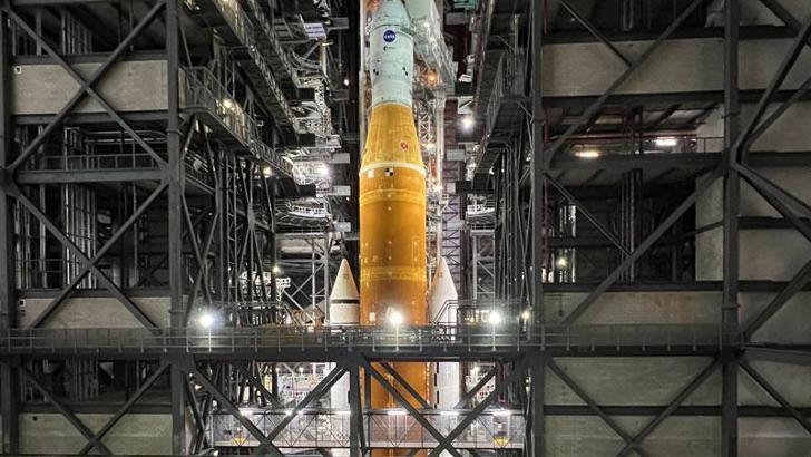 NASA Ay görevi için inşa edilen dev roketi, ilk kez fırlatma rampasına taşıyacak