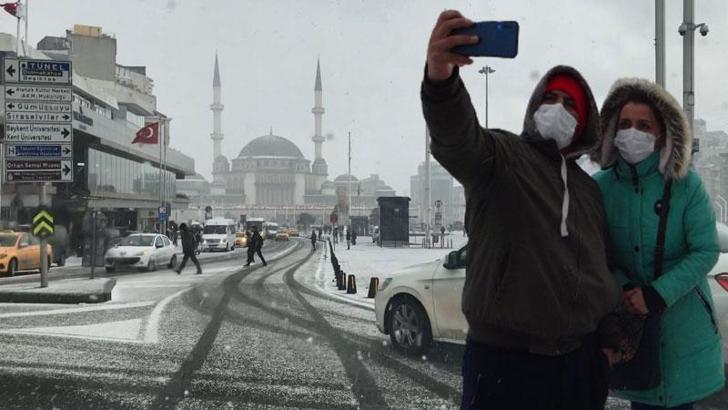 Taksim’de kar