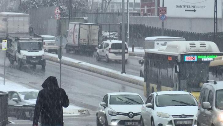 Basın Ekspres Yolu'nda kar etkisini göstermeye başladı