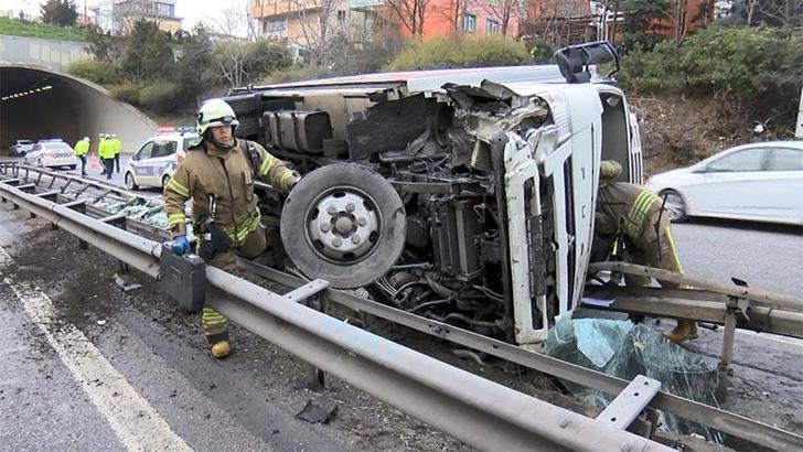 Üsküdar Şile yolunda kamyonet devrildi; trafik yoğunluğu oluştu