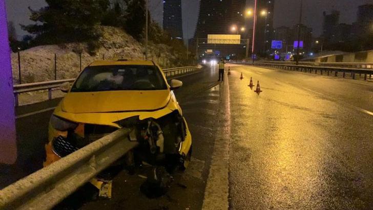 TEM Otoyolu'nda taksi bariyerlere çarptı: 1 yaralı