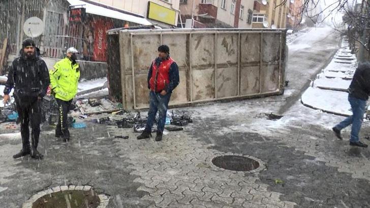 Ataşehir'de kayganlaşan yolda sebze yüklü kamyonet devrildi