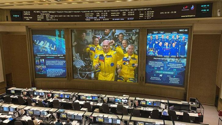 Rus kozmonotların Ukrayna Bayrağı renklerindeki kıyafetleri tartışma konusu oldu