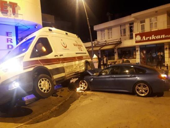 Ambulans ile otomobil çarpıştı: 3'ü sağlıkçı, 5 yaralı