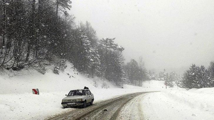 Domaniç'te kar yağışı ulaşımı olumsuz etkiledi