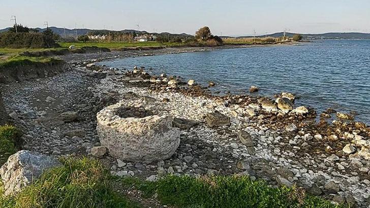 Datça'da deniz çekildi, 2 bin yıllık limanın kalıntıları göründü