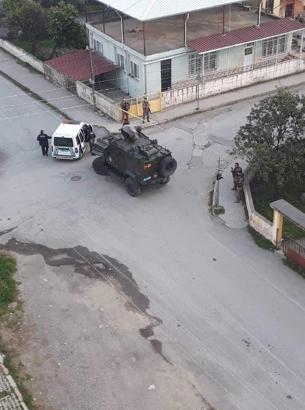 Polisten kaçıp, yol kenarına 'el bombası' attılar