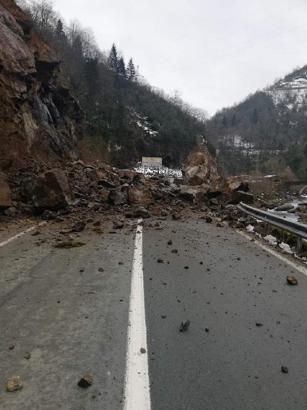 Rize’de heyelan; düşen kayalar yolu kapattı