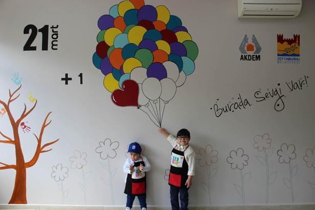 Down sendromlu öğrenciler, boyama duvarını hayallerindeki gibi renklendirdiler