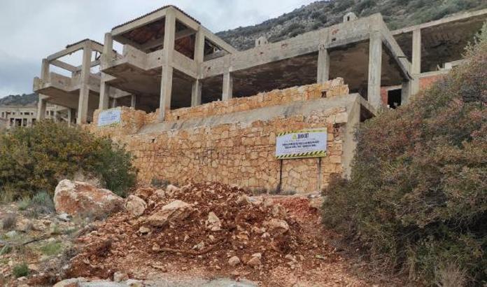 Kaş'ta metruk yapılar incelendi