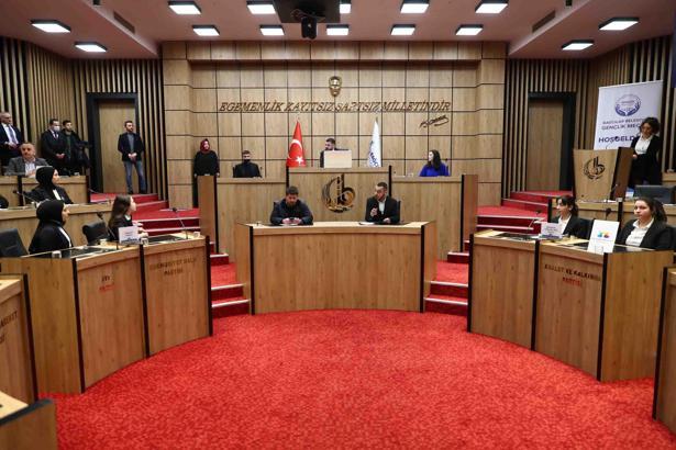 "Söz Gençlerde" programında kurdukları hayali partiler üzerinden yarıştılar