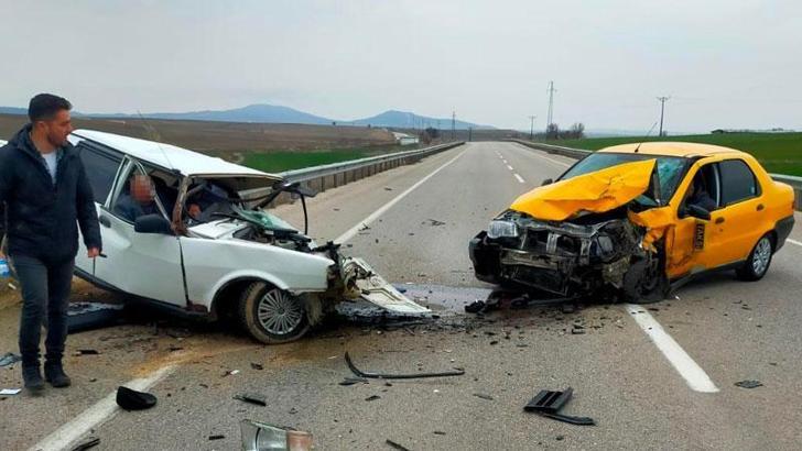 Taksi ile otomobil kafa kafaya çarpıştı: 1 ölü, 2 yaralı