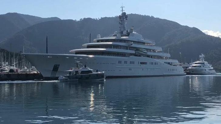 Abramoviç'in mega yatına yaklaşan teknelere sirenli uyarı