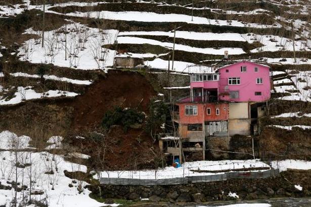Köprübaşı’nda fındık bahçesinde heyelan
