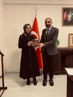 Genç kızın düşürdüğü takı ve döviz dolu çanta, kameralar izlenerek bulundu