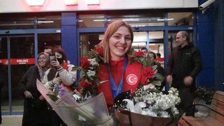 Bronz madalyalı milli güreşçiye coşkulu karşılama