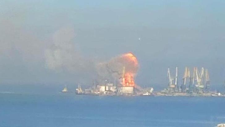 Rus çıkarma gemisi, Berdyansk’ta vuruldu