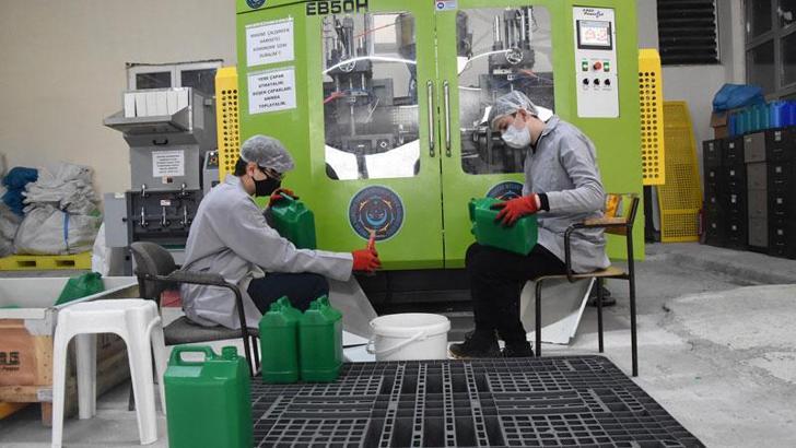 Lise öğrencileri, her gün 6 bin plastik bidon üretiyor