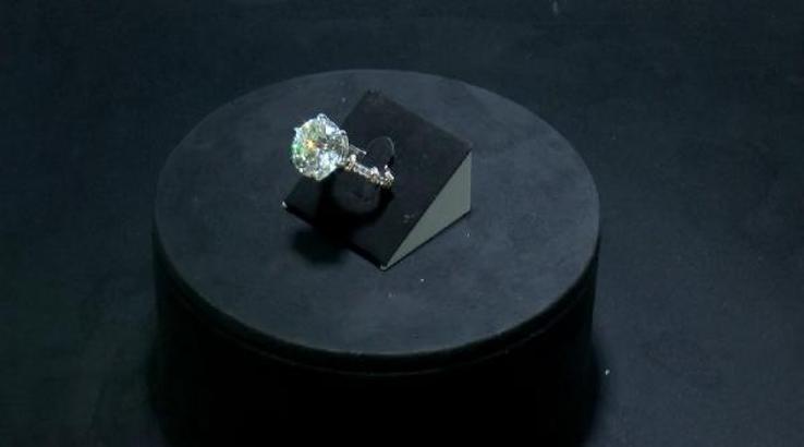 Mücevher Fuarı'nın gözdesi 10 milyon lira değerindeki tektaş yüzük