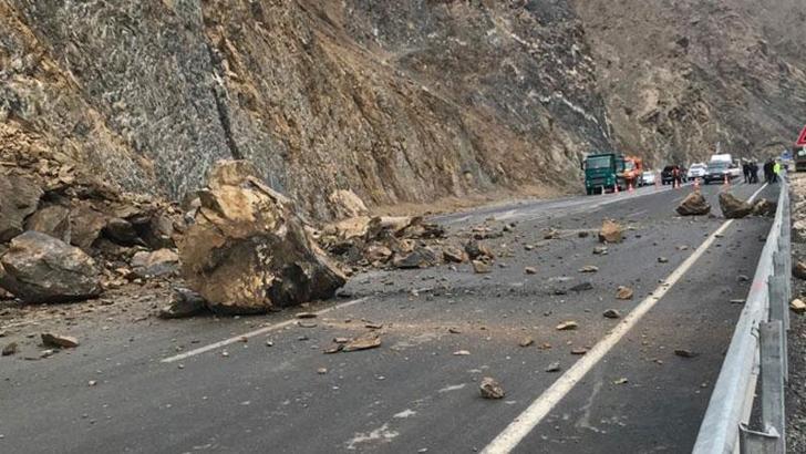 Hakkari-Van yoluna kaya parçaları düÅŸtü, 2 saat ulaşıma kapandı