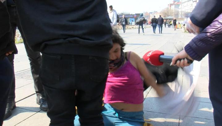 Fatih’te dilenci operasyonu; kurtulmak için meydan ortasında kıyafetlerini çıkarttı