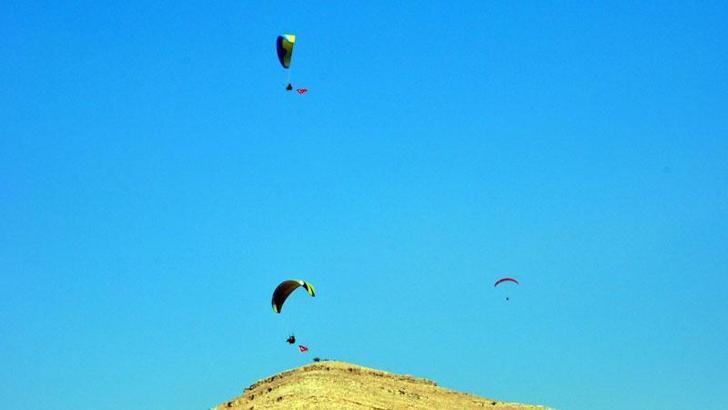 Derik'te, Şehit Kaymakam Safitürk anısına yamaç paraşütü şampiyonası