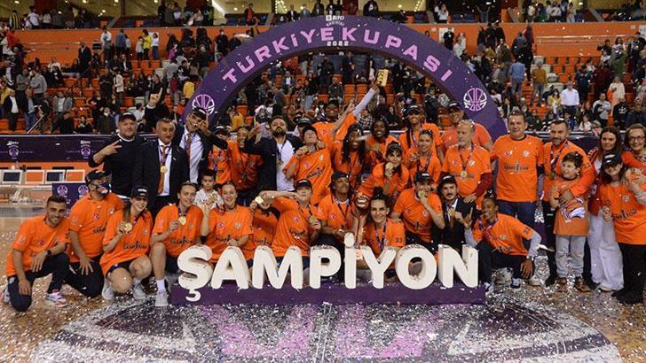 Şampiyon ÇBK Mersin Yenişehir Belediye kupayı kaldırdı