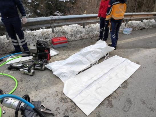 Heyelanda yamaçtan kopan kaya kamyonetin üzerine düştü: 4 ölü/ Ek fotoğraflar