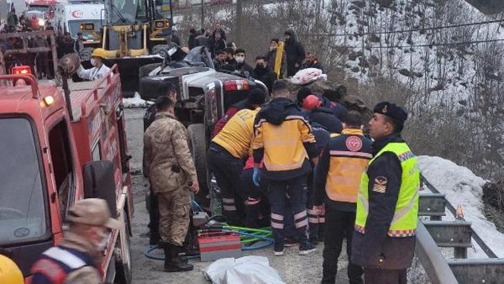 Heyelanda yamaçtan kopan kaya kamyonetin üzerine düştü: 4 ölü (2)