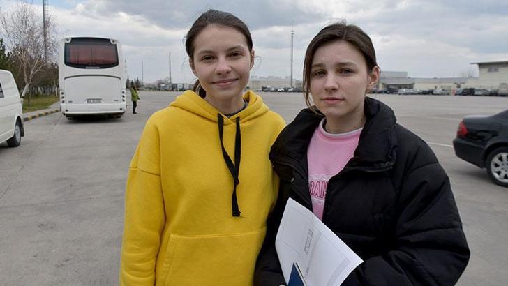 Ukraynalı kız kardeşler: Türkiye bizi savaşın içinden çıkardı