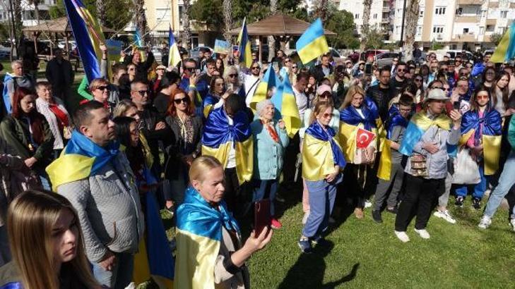 Antalya'da yaşayan Ukraynalılardan 'savaşa hayır' konvoyu
